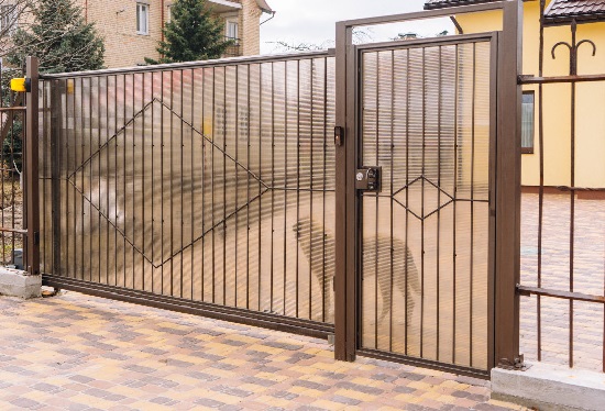 Купить ворота из профлиста с элементами ковки, с металлическими столбами в рамке или под дерево в Щелково от 156300 руб